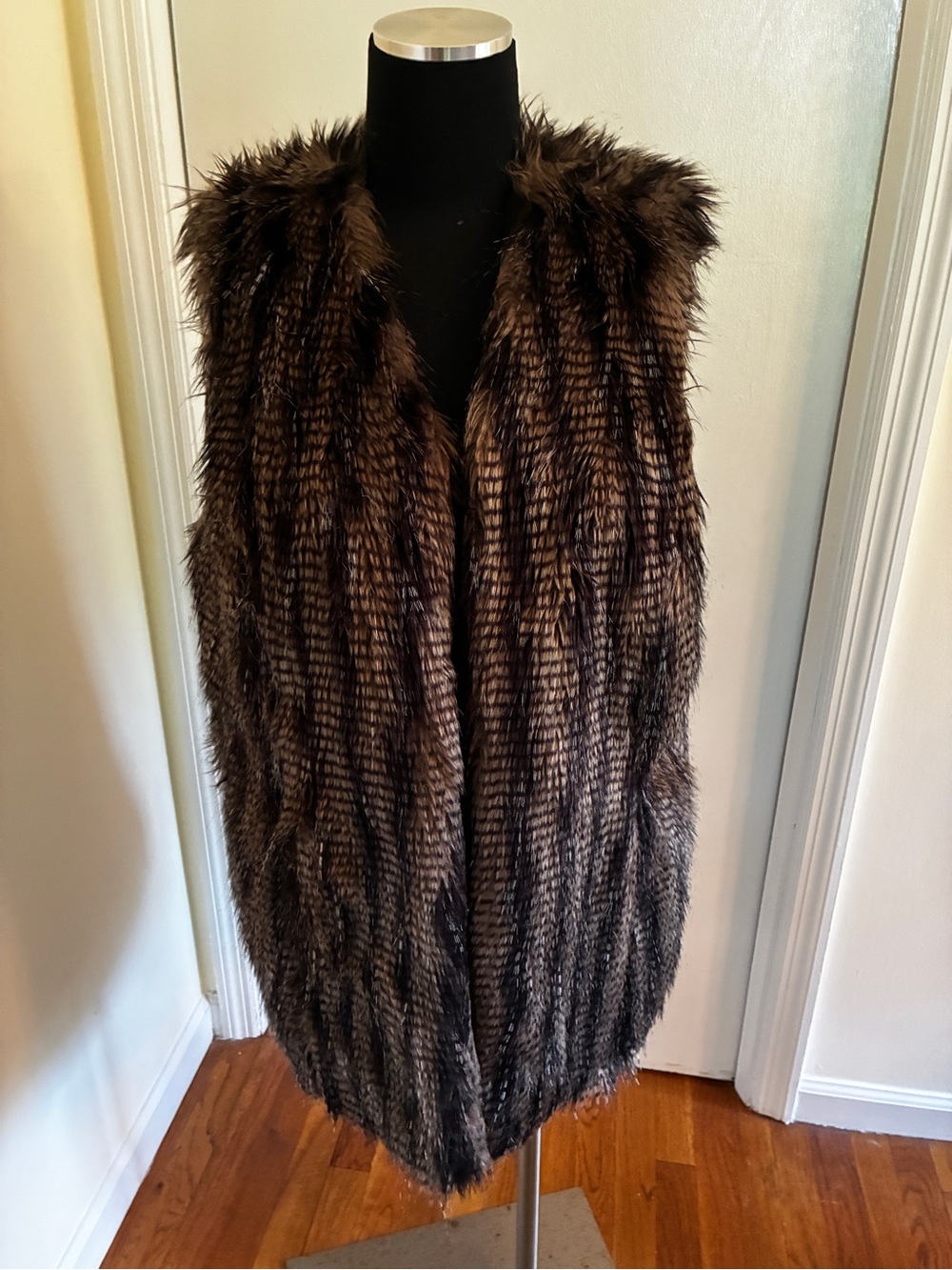 Chico’s Faux Fur Brown Textured Vest - Women's Cozy Layer. Size 1. M